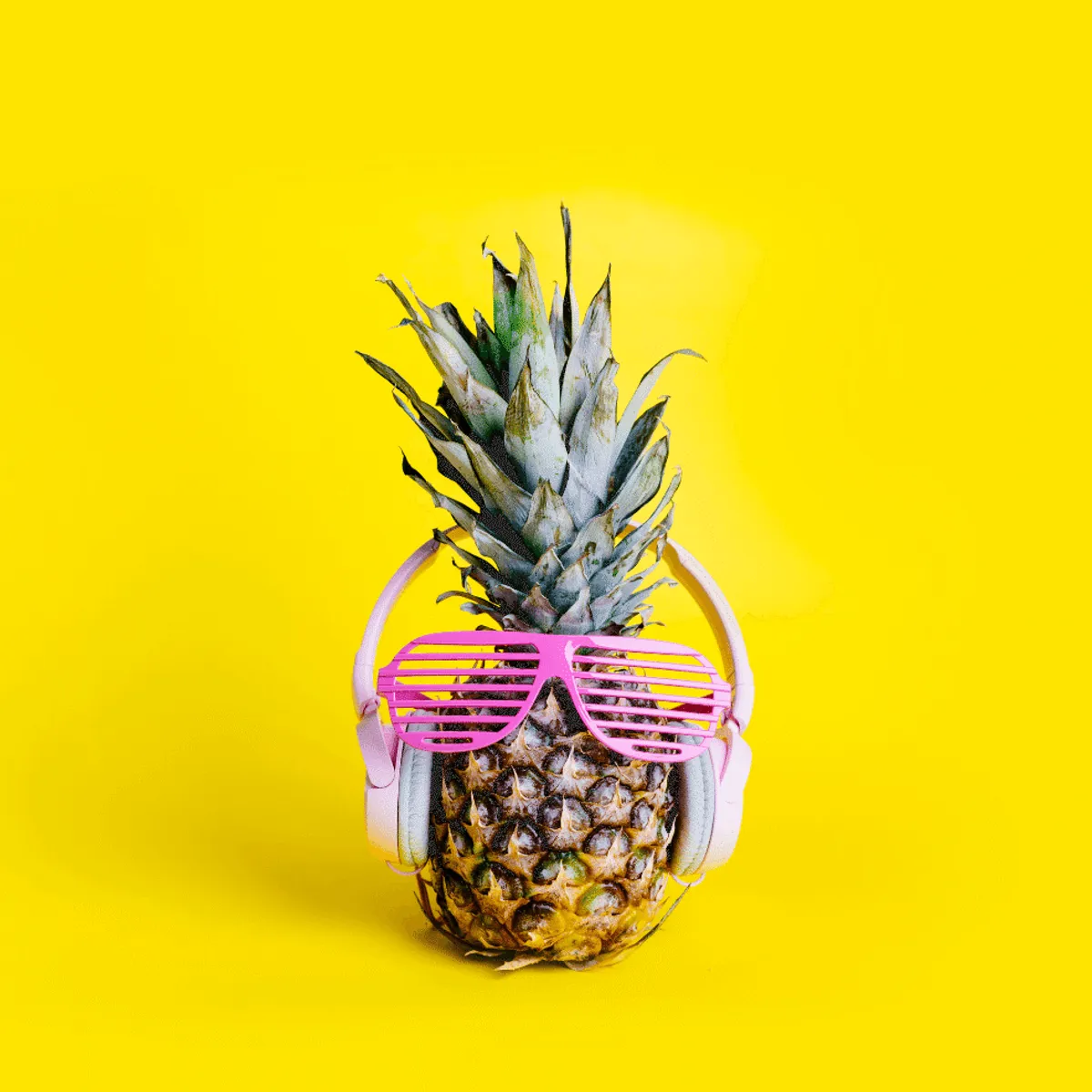 Pineapple with pink sunnies 1